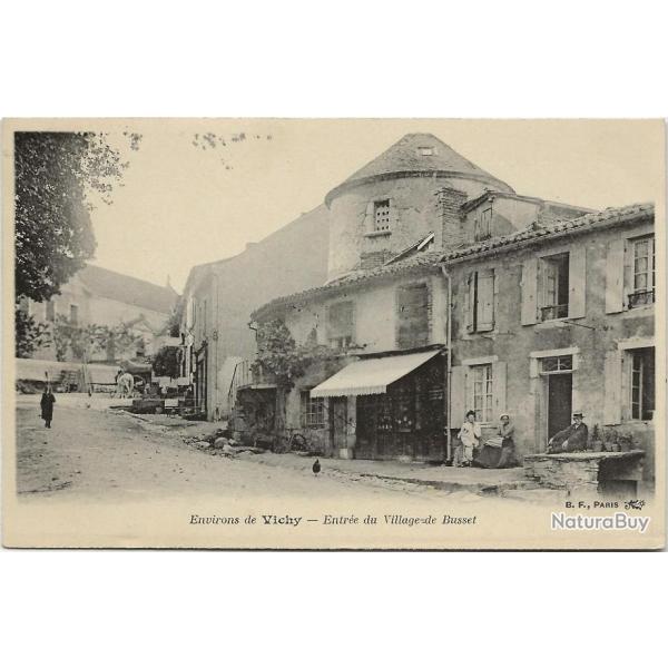 Carte postale ancienne - Busset (03) Entre du Village - Commerce