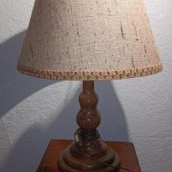 Lampe de table en chêne