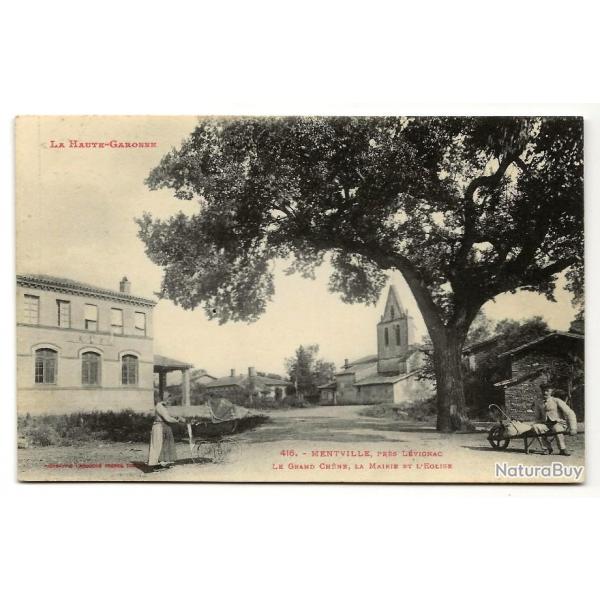 Carte postale ancienne - MENTVILLE (31) prs LEVIGNAC - Le Grand Chne, la Mairie et l' Eglise