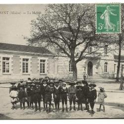 Carte postale ancienne - St-Laurent-de-Medoc (33) - Mairie et Ecoles