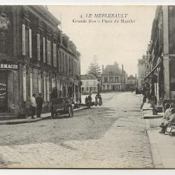 Carte Postale Ancienne - LE MERLERAULT (61) - Grande Rue - Place du Marché  (pharmacie)