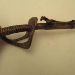 petit sabre 1822 en bronze - 26cm -   pour compléter un bronze militaire  tres bon etat