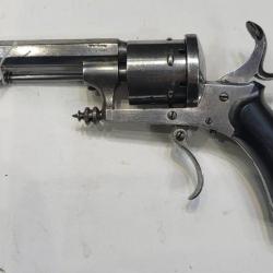 Très joli revolver à broches en calibre 7mm. Fabrication Saint Etienne.