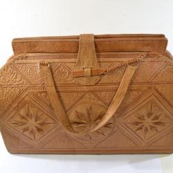 Ancienne sacoche / grand sac à main en cuir repoussé, style Afrique du Nord ou Indes ? années 1950.