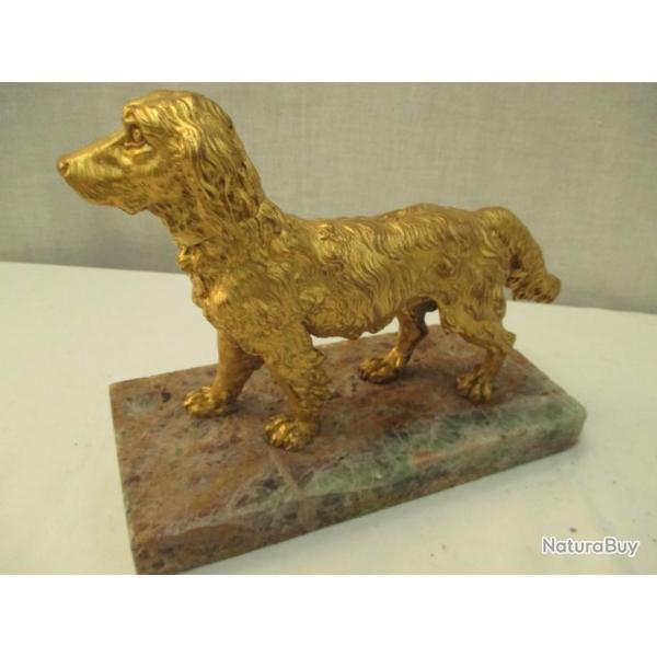 beau  chien de chasse  en bronze dor  sur terrasse en marbre  L 23 cm  poids 3 Kg 400  parfait tat