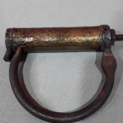 Ancien cadenas en fer forgé et décoration en laiton du 19ème siècle   Système de clé à vis