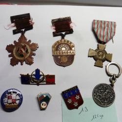 Lot 13 - Divers insignes et médailles