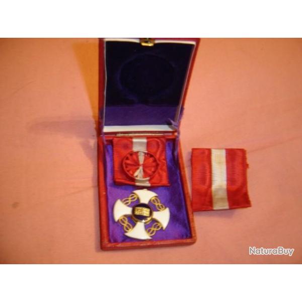 MEDAILLE ORDRE DE LA COURONNE D'ITALIE OR 750 MILLIEMES