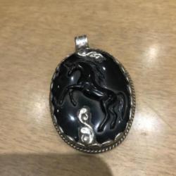 Pendentif licorne sculptée sur obsidienne - Népal - argent repoussé