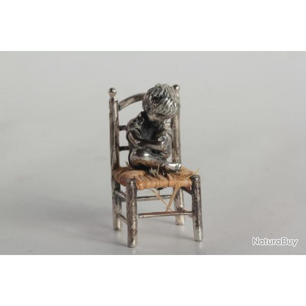 Sculpture miniature argent Enfant sur une chaise