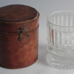 Gobelet de voyage cristal étui cuir XIXe siècle