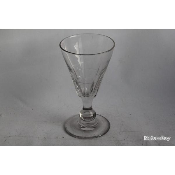 Ancien verre  absinthe avec dose