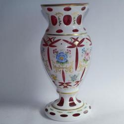 Grand vase overlay cristal de Bohême et opaline Moser
