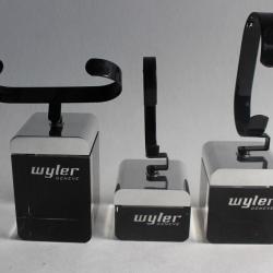 WYLER Trois présentoirs pour montres