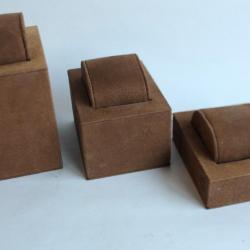 Trois presentoirs pour montres GUCCI