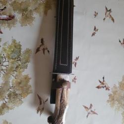 Couteau de chasse , décor sanglier , avec pocheté de rangement