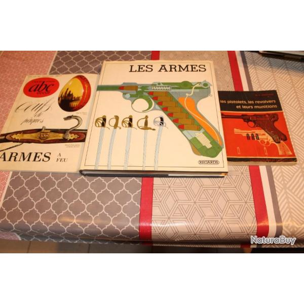 3  livres armes comme neuf