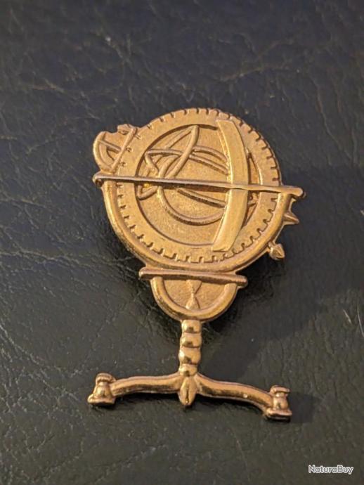 Que signifient les insignes et décorations avec un soldat de métier