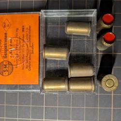 1 x Rare boite de 10 cartouches de gaz SM cal. 380/9 mm. 2 cartouches manquantes.