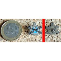 Réduction insigne générique du Matériel métal argenté sur fond bleu fixation pin's fabricant OXYGENE