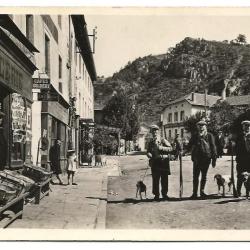 Carte postale  - CHAMALIERES-sur-LOIRE (43) - La Place - Epicerie - Chasseurs