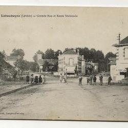 Carte postale ancienne - LABOUHEYRE (40) - Grande Rue et Route Nationale