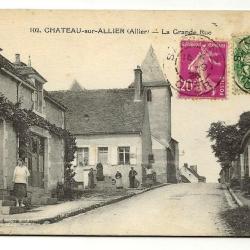 Carte postale ancienne - CHÂTEAU-SUR-ALLIER (03) - La Grande Rue