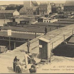 Carte Postale Ancienne - GIVET (08) - Pendant l'occupation - La garde sur le Pont de Bateaux
