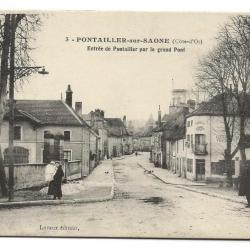Carte postale ancienne - Pontailler sur Saône (21) Rue du 8 Mai 1945 aujourdh'ui face à la Mairie