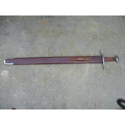 ancienne épée avec son fourreau cuir  prix départ 1 euro