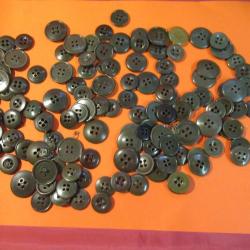 Important lot de bouton militaire.  années 1950. Il y a plus de 100 pièces                       (A)