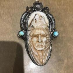 Pendentif amérindien - têtes indien et loup sculptées sur os - argent repoussé