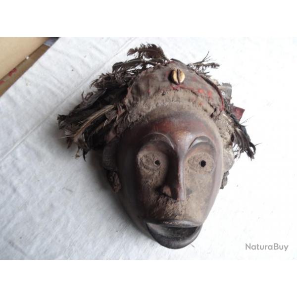 26 ) rare masque africain en bois et divers autres matriaux ancien