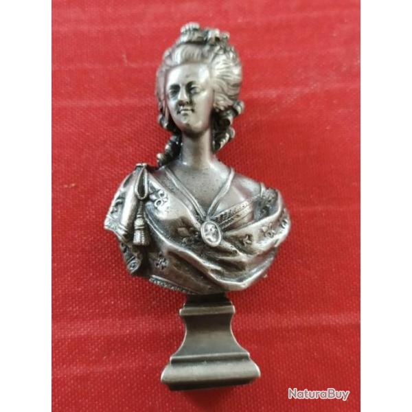 Joli petit buste de Marie Antoinette en tain 6 cm