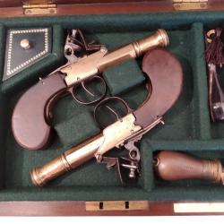 Paire de pistolets Francaises Silex de Marine circa 1790 dans un coffret avec acessoires.