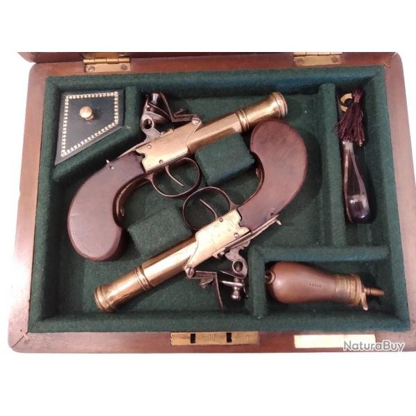 Paire de pistolets Francaises Silex de Marine circa 1790 dans un coffret avec acessoires.