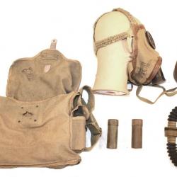 Masque à gaz WW2 daté 1939 complet avec sa sacoche de transport marquée