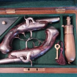 Paire de pistolets à percussion français  vers 1790 ,transformés  en percussion á 1830 plus  coffret