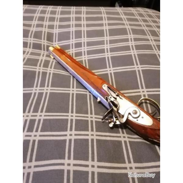 Pistolet  silex ancien avec gravure fine crosse sculpt en bois laquer