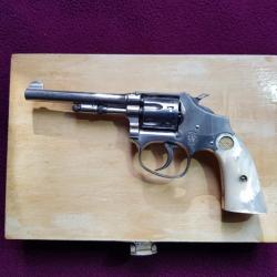 Revolver SMITH & WESSON LADYSMITH catégorie de calibre .22 Long TBE crosse nacre canon long (rare)