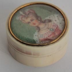 Ancienne Boite Peinture miniature portrait femme Muguet de Molinard