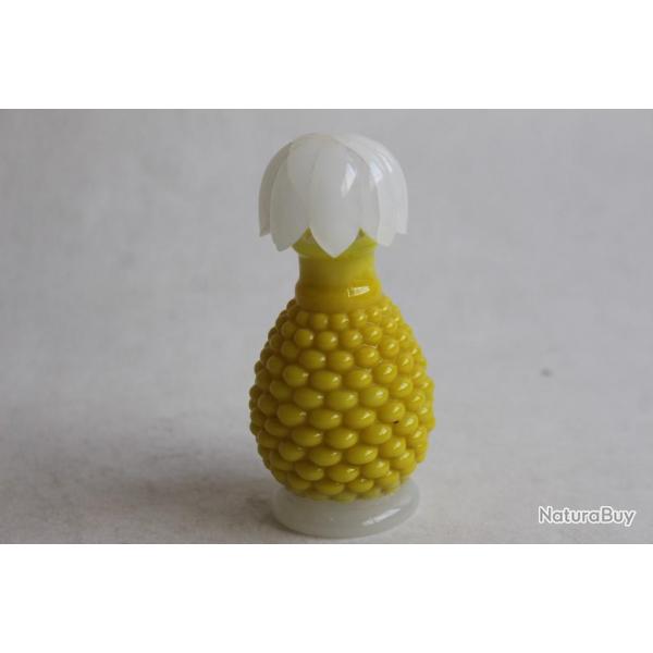 Ancien flacon de parfum Carrre Vent Fou verre opalin jaune Rare