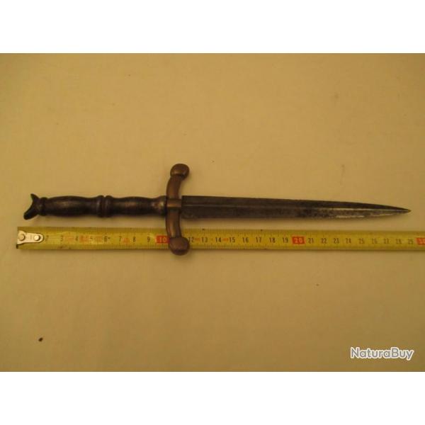 dague - poignard - début XIX em  a lame  fixe de 18 cm  - L -  total 30 cm garde  en laiton