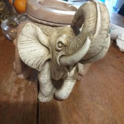 Éléphant couleur ivoire vintage