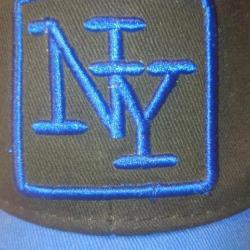 casquette noire et bleu "NY".