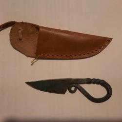 Couteaux fixe Couteau Médiéval Brut de Forge Acier carbone avec étui en cuir
