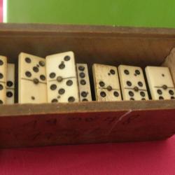 ANTIQUE Bone & Ebony Dominoes Ensemble complet de 28 pi&egrave;ces en laiton Pin Spinners