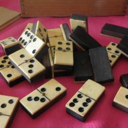 ANTIQUE Bone & Ebony Dominoes Ensemble incomplett de 27 pièces en laiton Pin Spinners