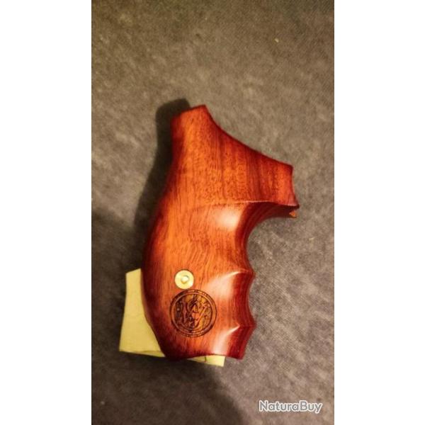 Poigne en bois pour cadre S&W J round butt grav  la main