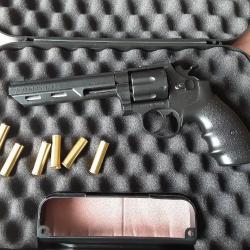 Revolver  airsoft  avec une mallette
